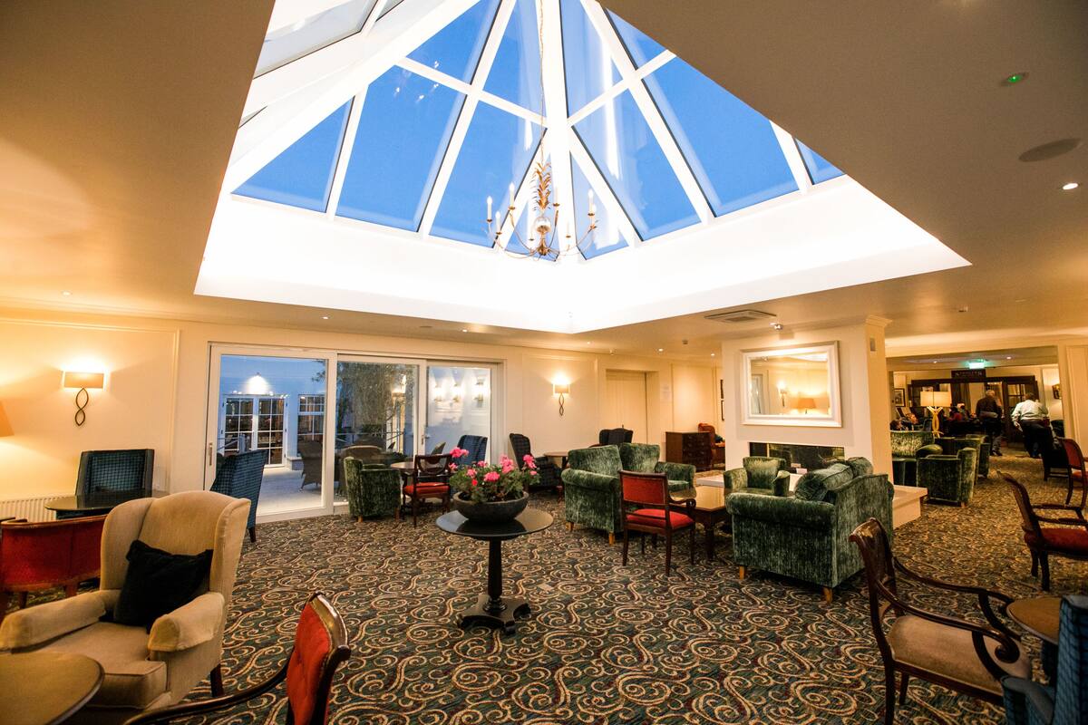 2 bars/lounges, lobby lounge