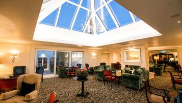 2 bars/lounges, lobby lounge