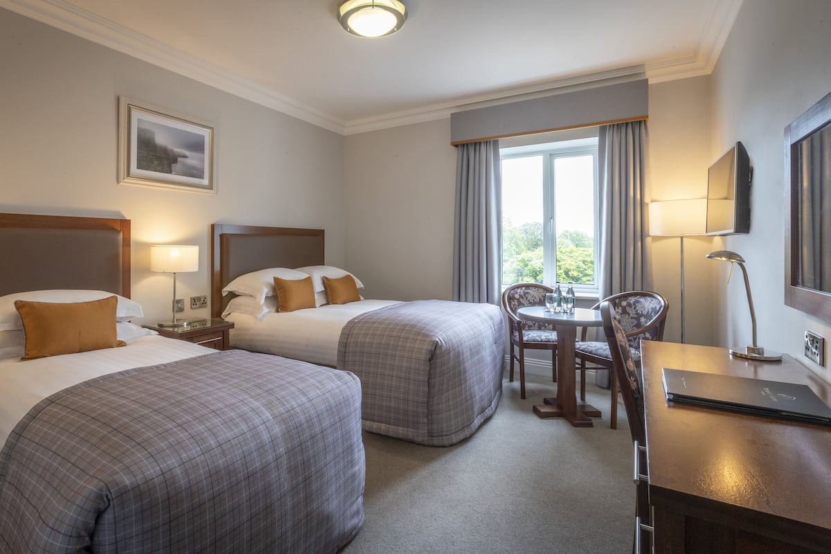 1 Schlafzimmer, Allergikerbettwaren, Schreibtisch, VerdunkelungsvorhÀnge