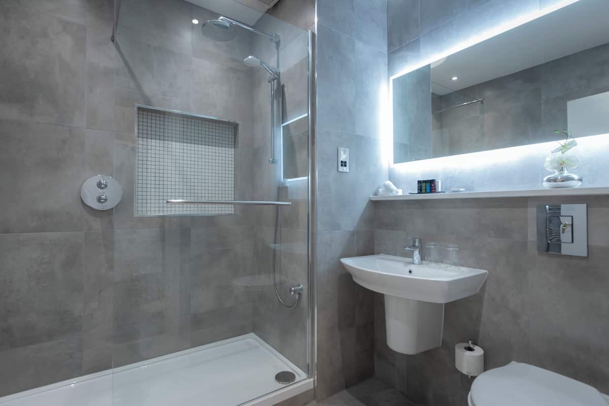 deluxe room, 1 king bed | bathroom | combined shower/bathtub, deep-soaking bathtub, free toiletries