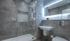 Deluxe Room, 1 King Bed | Bathroom