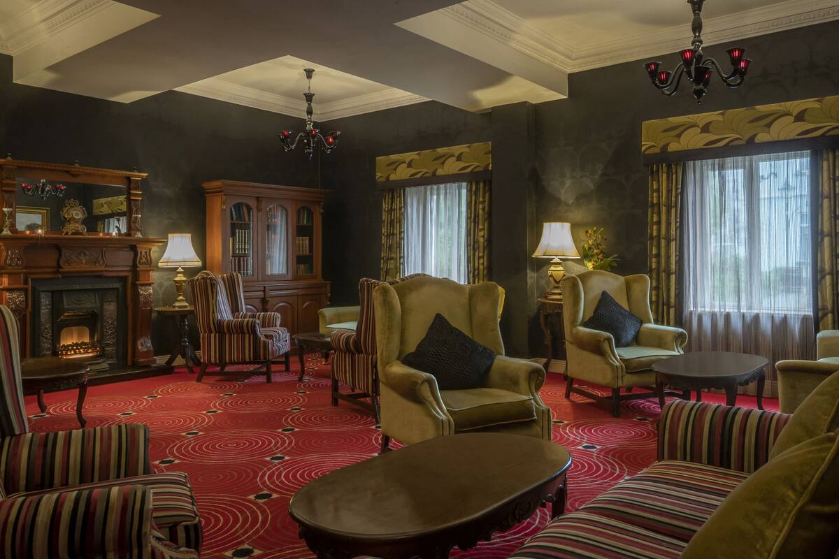 serves lunch, dinner and brunch