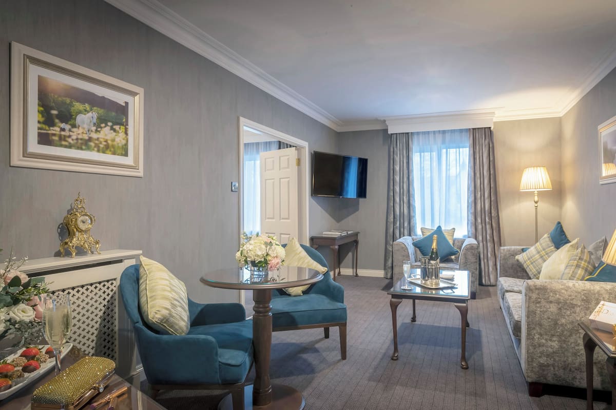 deluxe room, 1 king bed | 1 bedroom, hypo-allergenic bedding, desk, blackout curtains