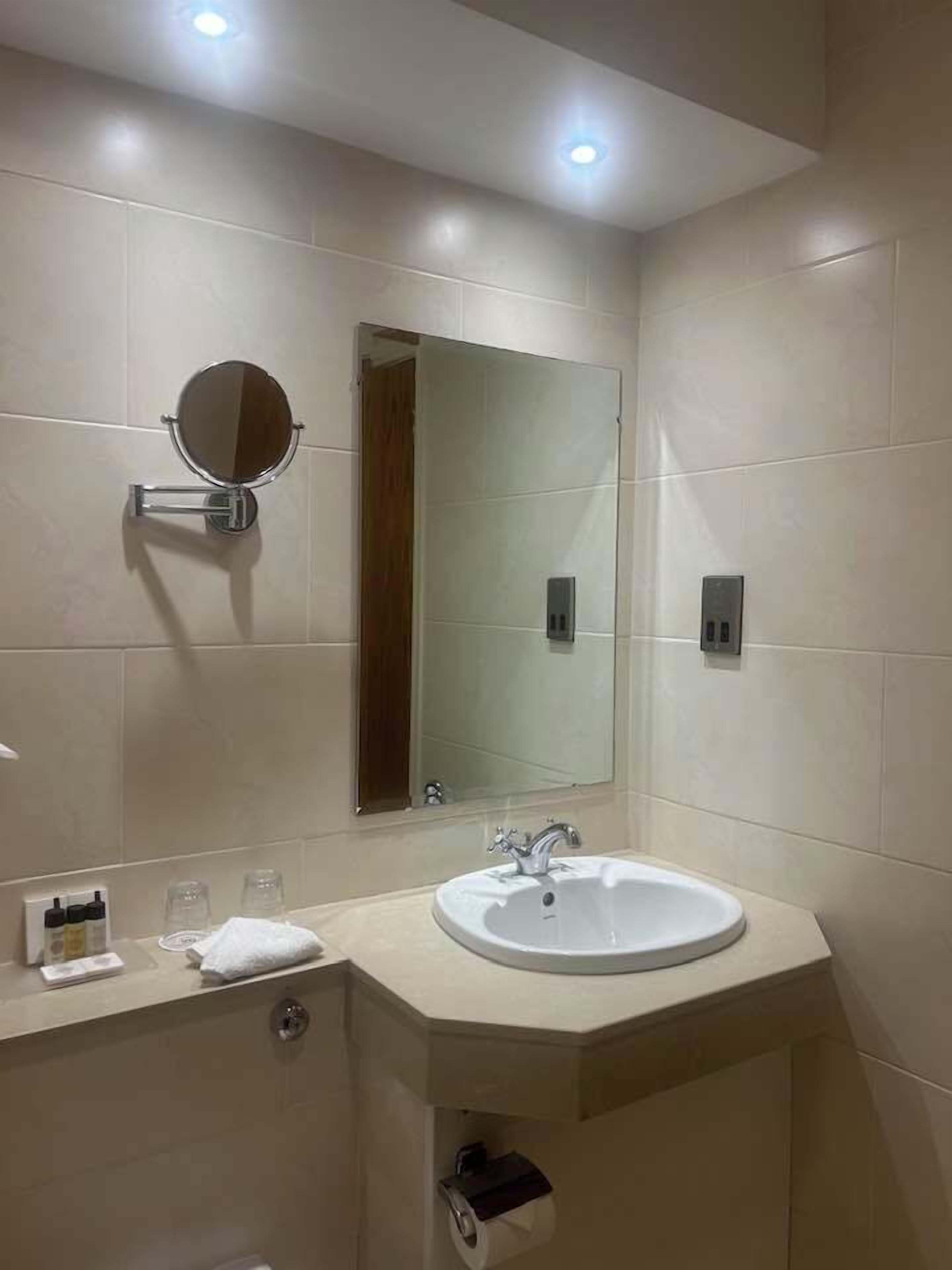 combined shower/bathtub, deep-soaking bathtub, free toiletries