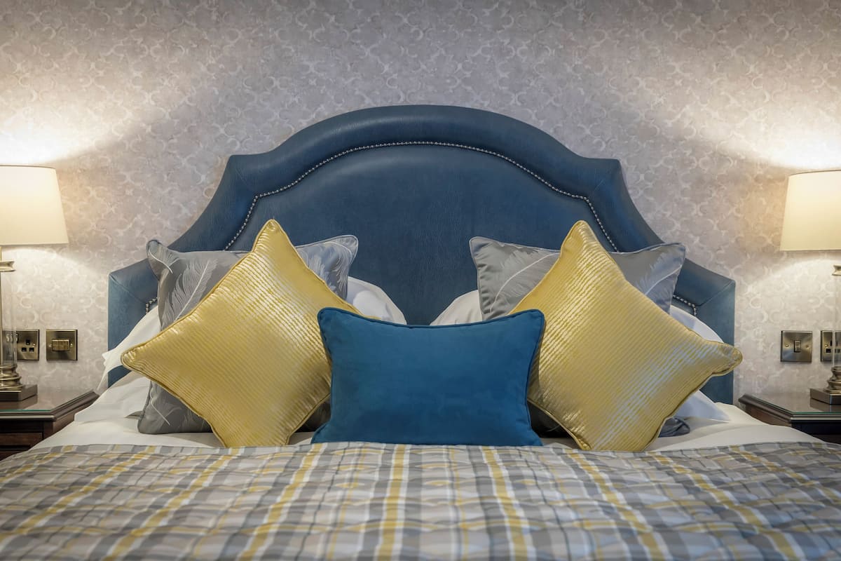 deluxe room, 1 king bed | 1 bedroom, hypo-allergenic bedding, desk, blackout curtains