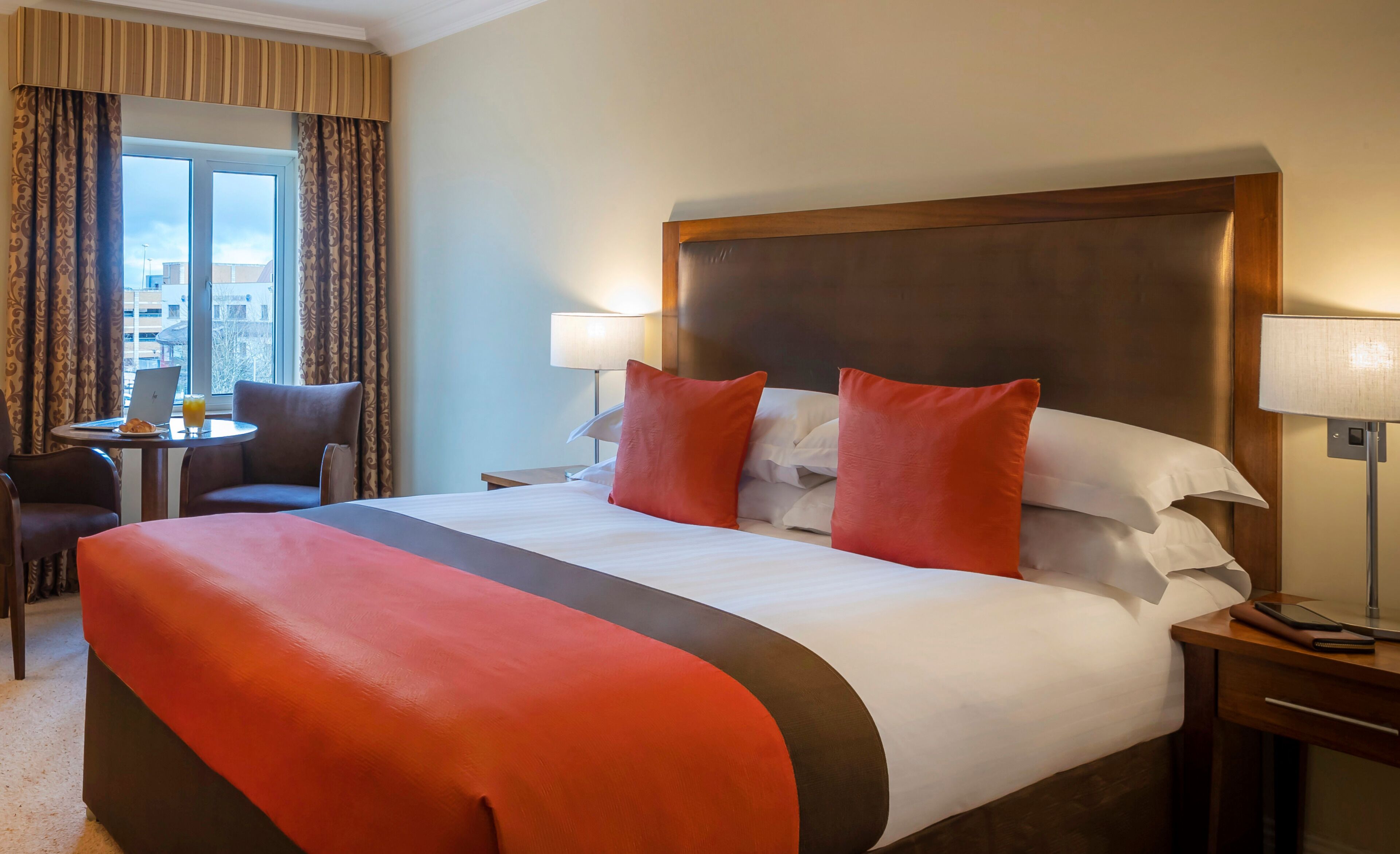 executive room, 1 king bed | 1 bedroom, hypo-allergenic bedding, desk, blackout curtains