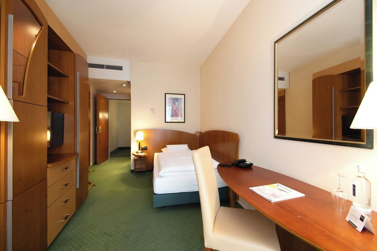 Select Comfort beds, in-room safe, desk, blackout drapes