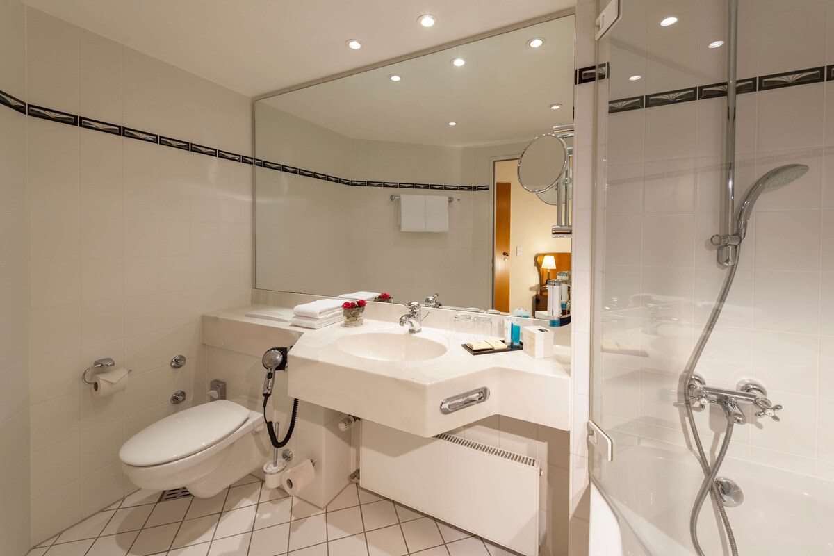 Salle de bain | Ensemble douche/baignoire, articles de toilette gratuits, sèche-cheveux