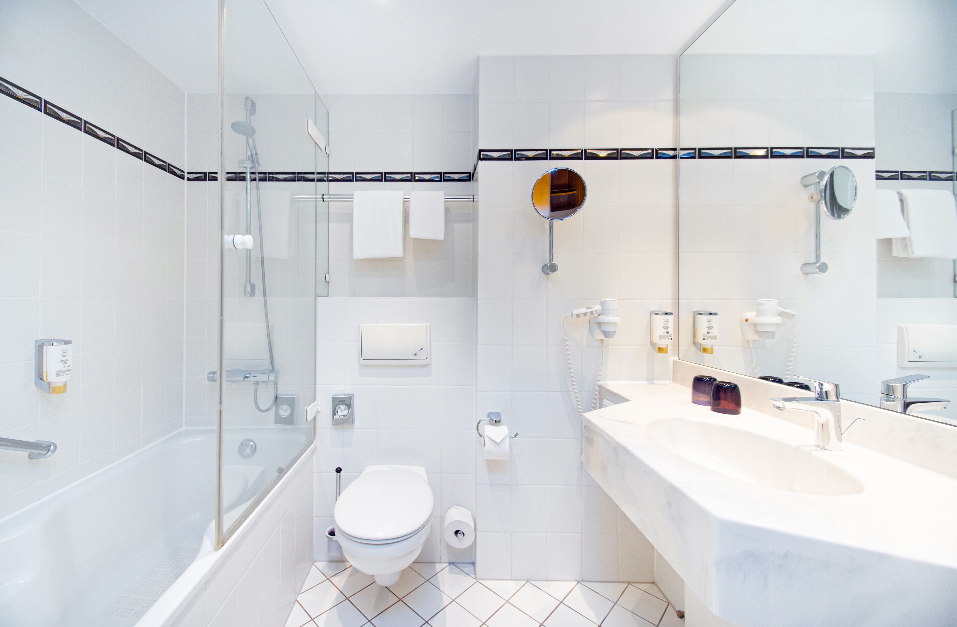 superior double room | bathroom | combined shower/bathtub, free toiletries, hair dryer, towels