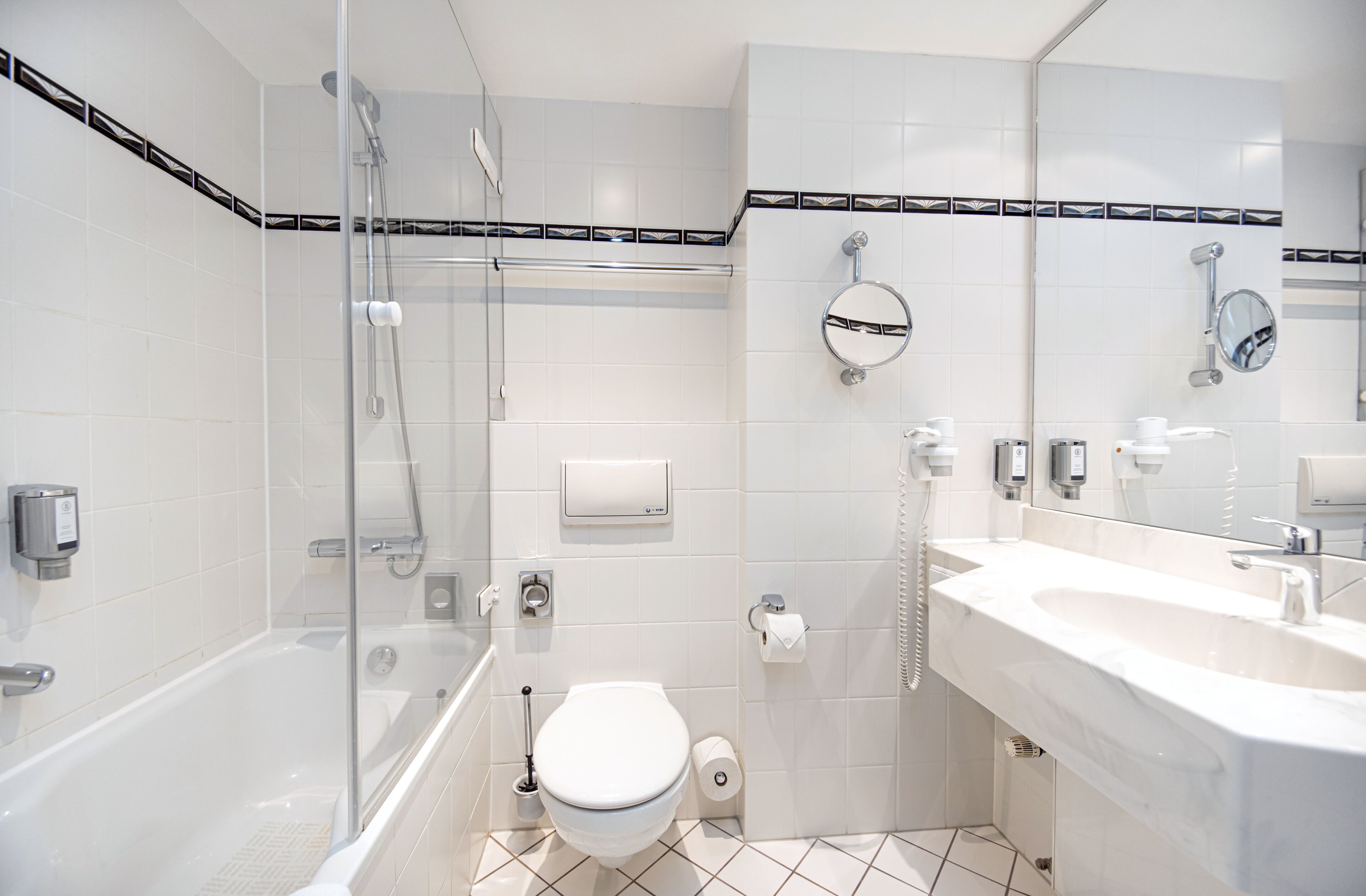 standard double room | bathroom | combined shower/bathtub, free toiletries, hair dryer, towels