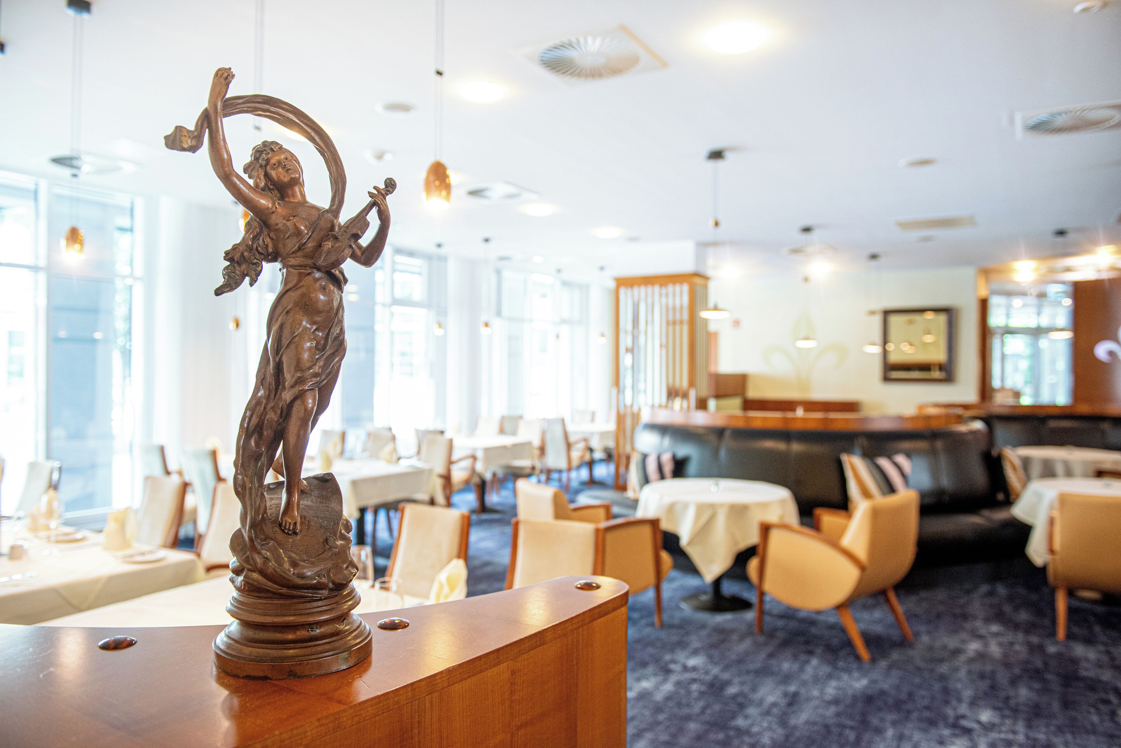 breakfast, lunch, dinner served; international cuisine