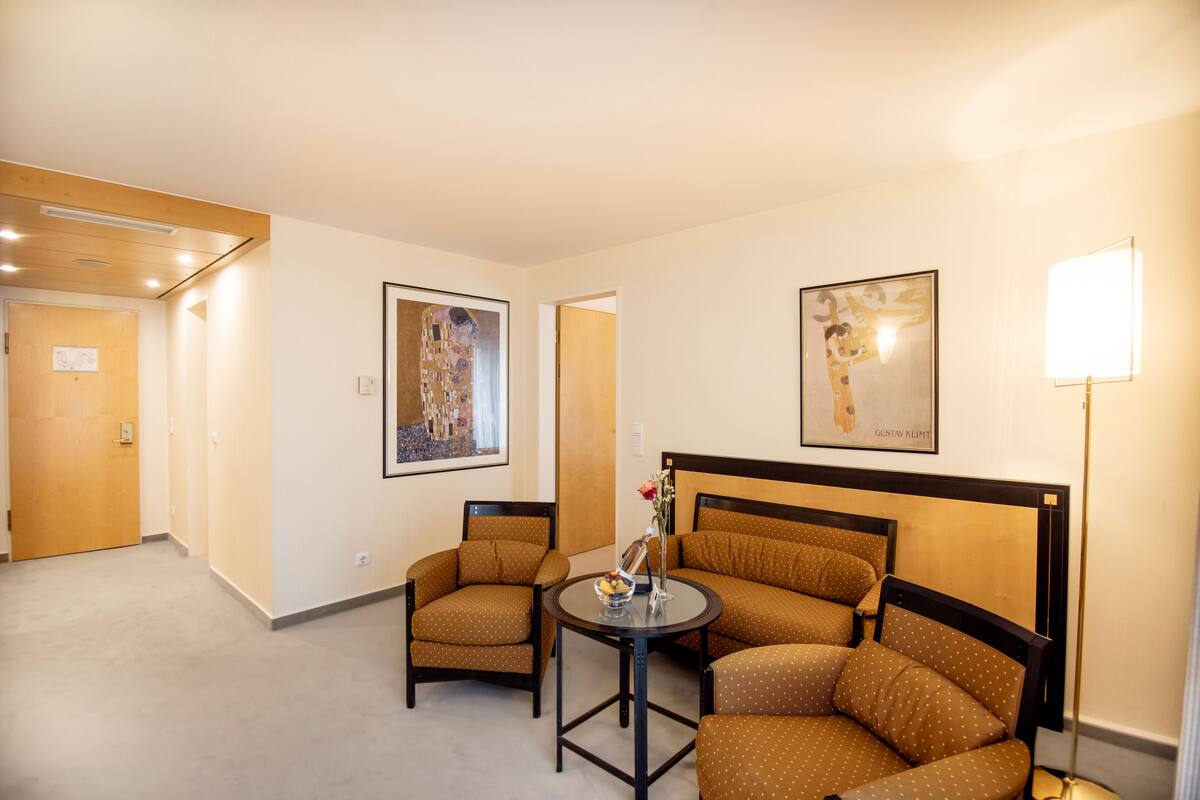 deluxe suite | living area | 26-inch flat-screen tv with satellite channels, tv