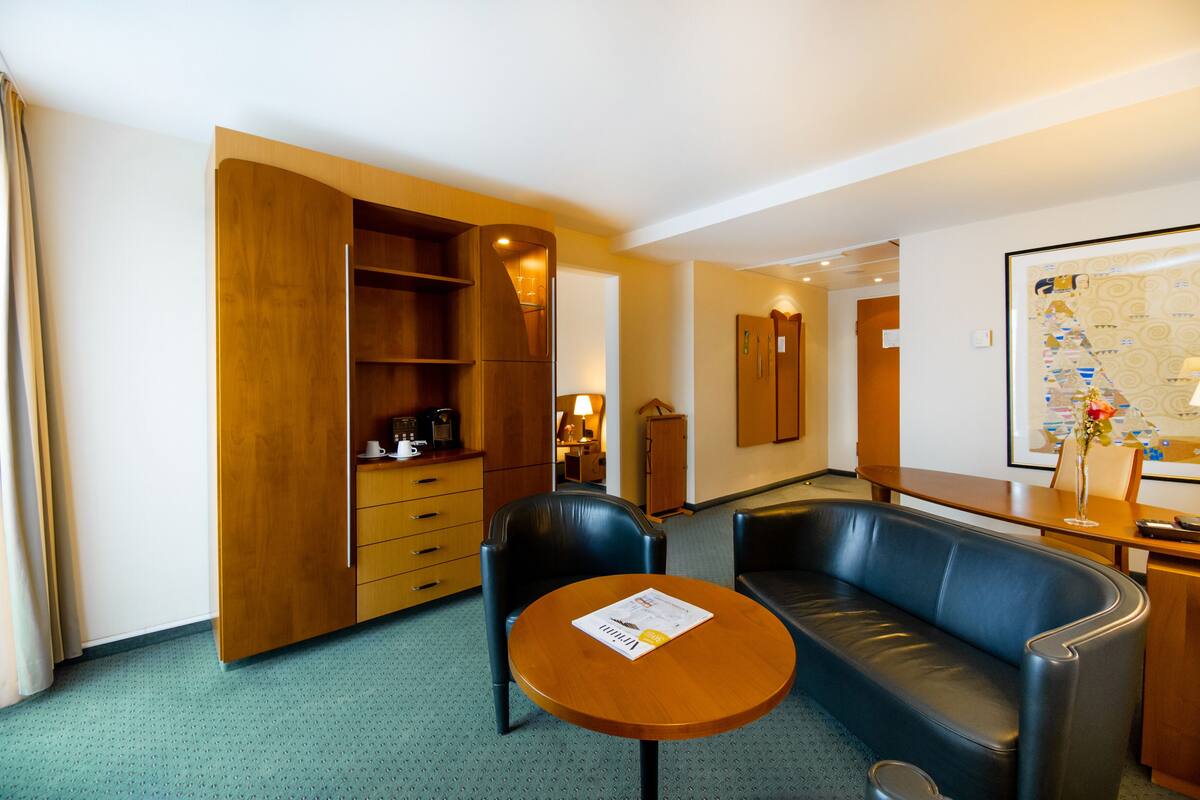 junior suite | living area | 26-inch flat-screen tv with satellite channels, tv