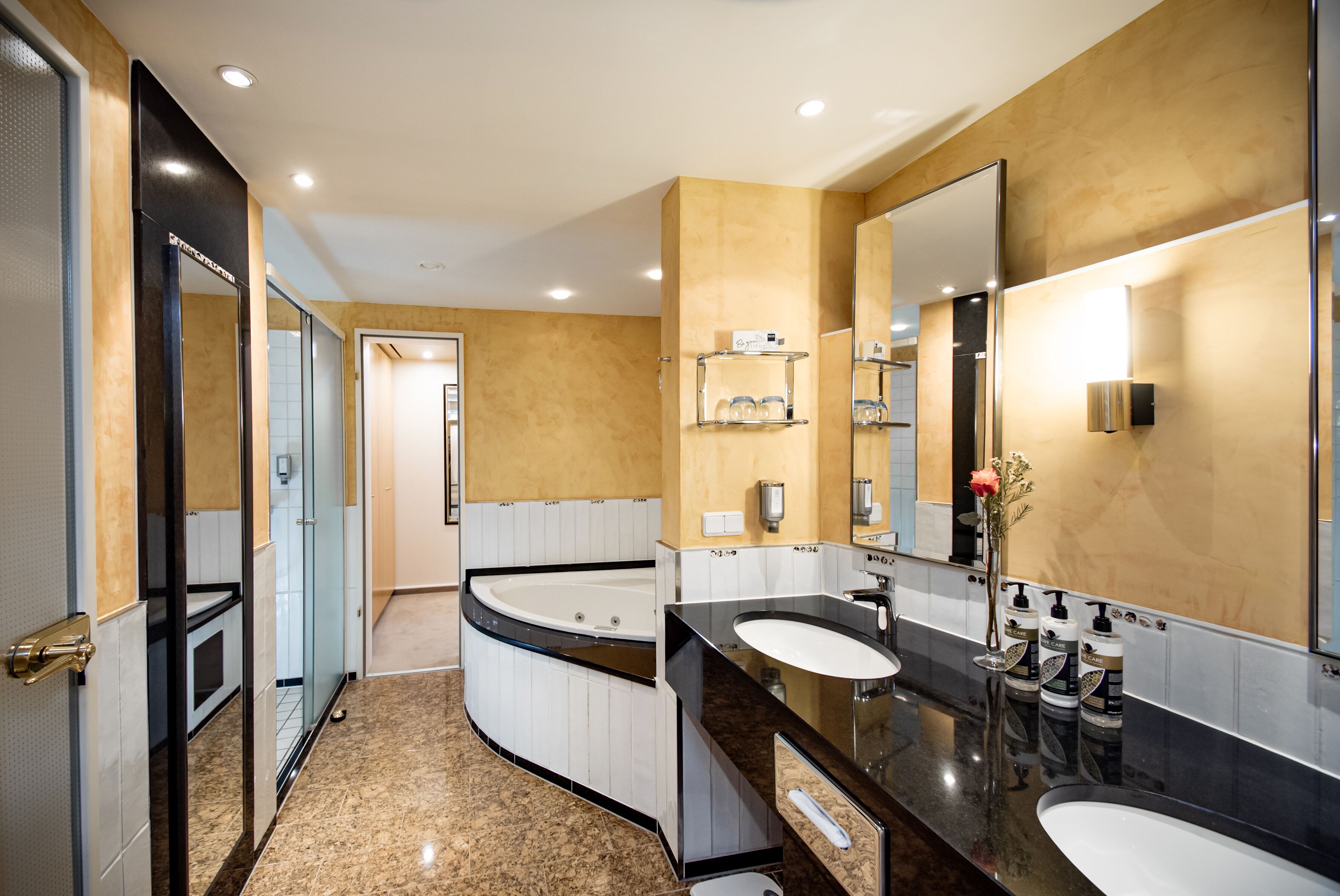 deluxe suite | bathroom | combined shower/bathtub, free toiletries, hair dryer, towels