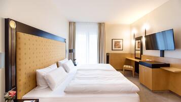 Deluxe Suite | Select Comfort beds, in-room safe, desk, blackout drapes