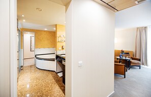 Deluxe Suite | Bathroom