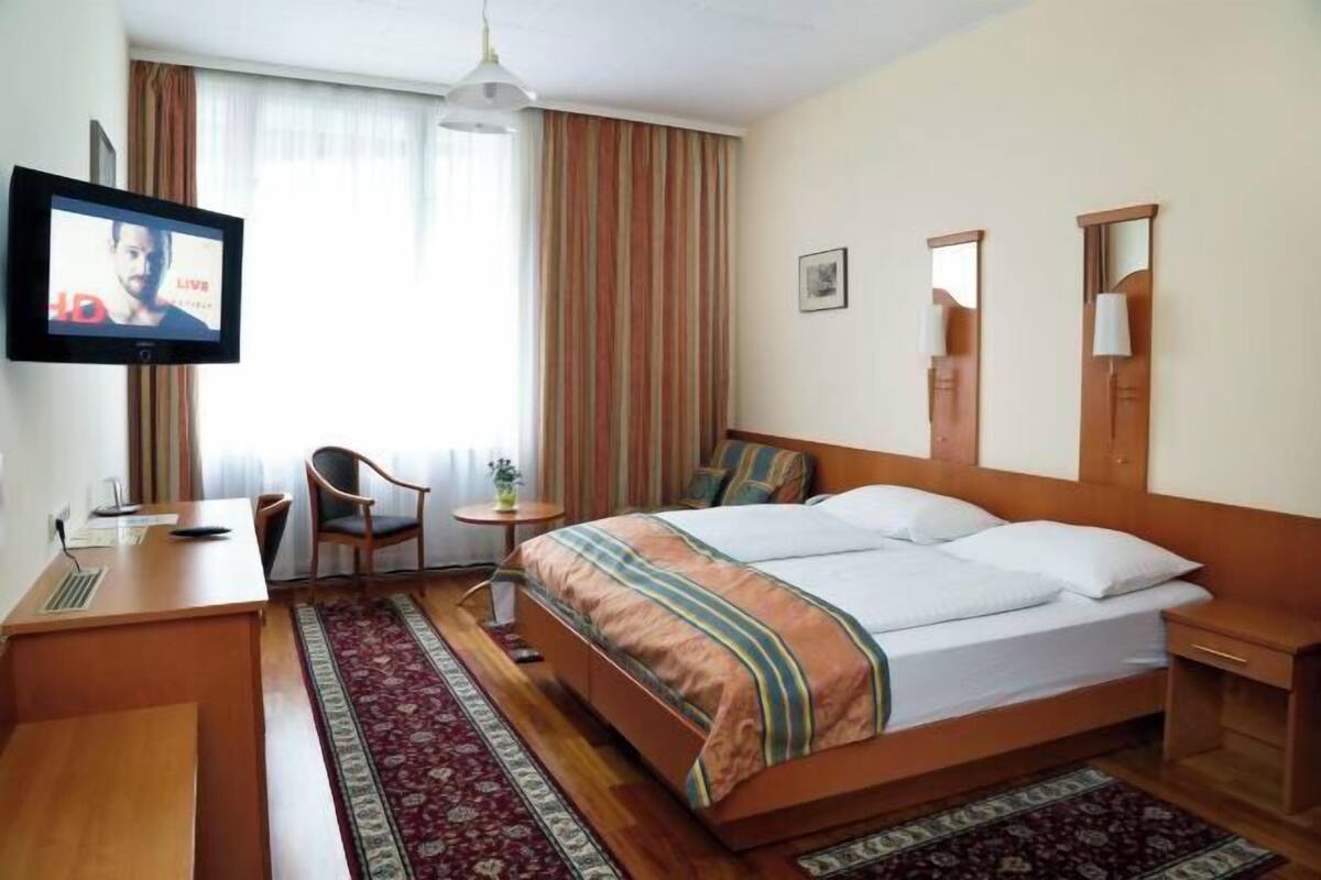 In-room safe, desk, iron/ironing board (on request), cribs (free)