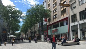 A busy urban square with a hotel named "HOTEL - CONTINENTAL" and a store named "ESPRIT" in the background.