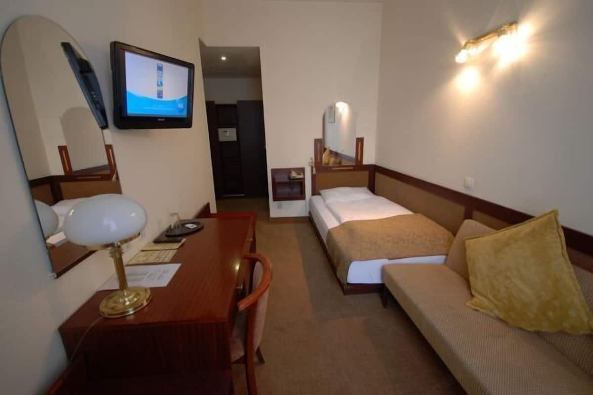 Cofres nos quartos, escrivaninha, ferros/tábuas de passar roupa