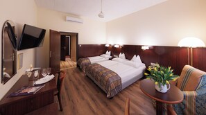 Triple Room, Multiple Beds | In-room safe, desk, iron/ironing board, free cribs/infant beds - Continental Hotel-Pension (Vienna)