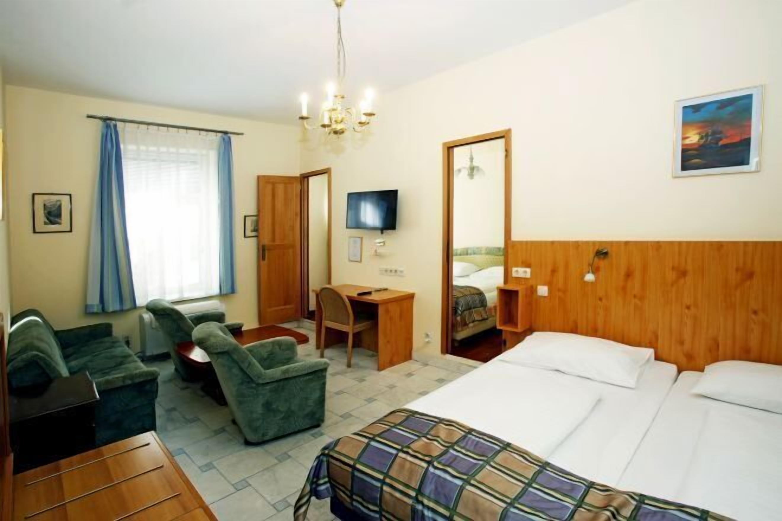 Zimmersafe, Schreibtisch, Bügeleisen/Bügelbrett, kostenlose Babybetten