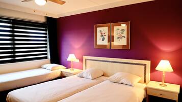 غرفة ديلوكس ثلاثية - بحوض استحمام | ميني بار وخزنة داخل الغرفة ومكتب وستائر تعتيم