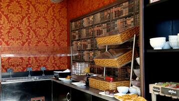 بوفيه فطور يوميًا بتكلفة قدرها (14.50 EUR للشخص)