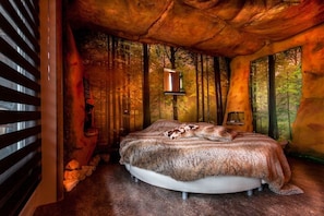 Minibar, coffres-forts dans les chambres, bureau, rideaux occultants