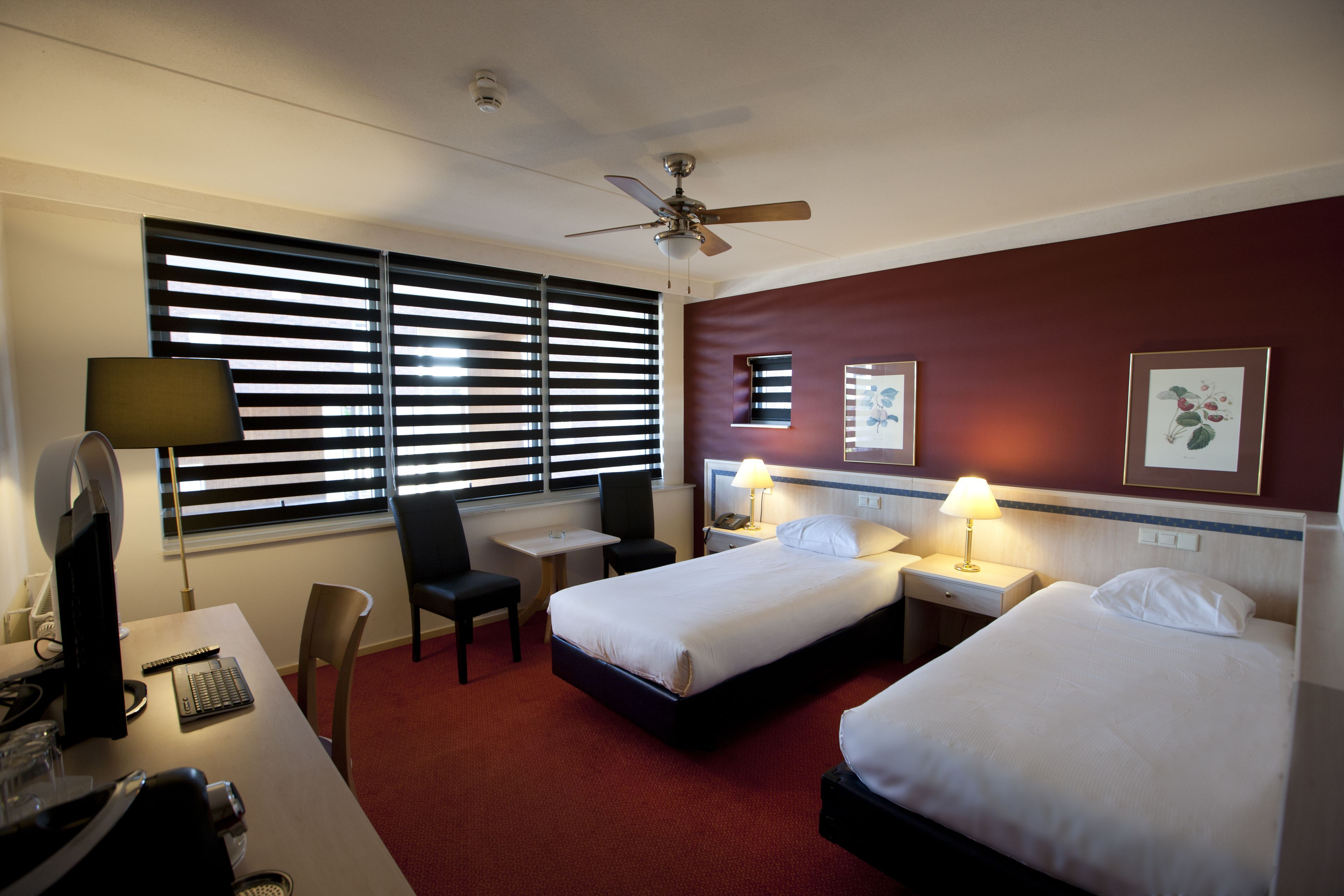 deluxe room, bathtub | minibar, in-room safe, desk, blackout curtains