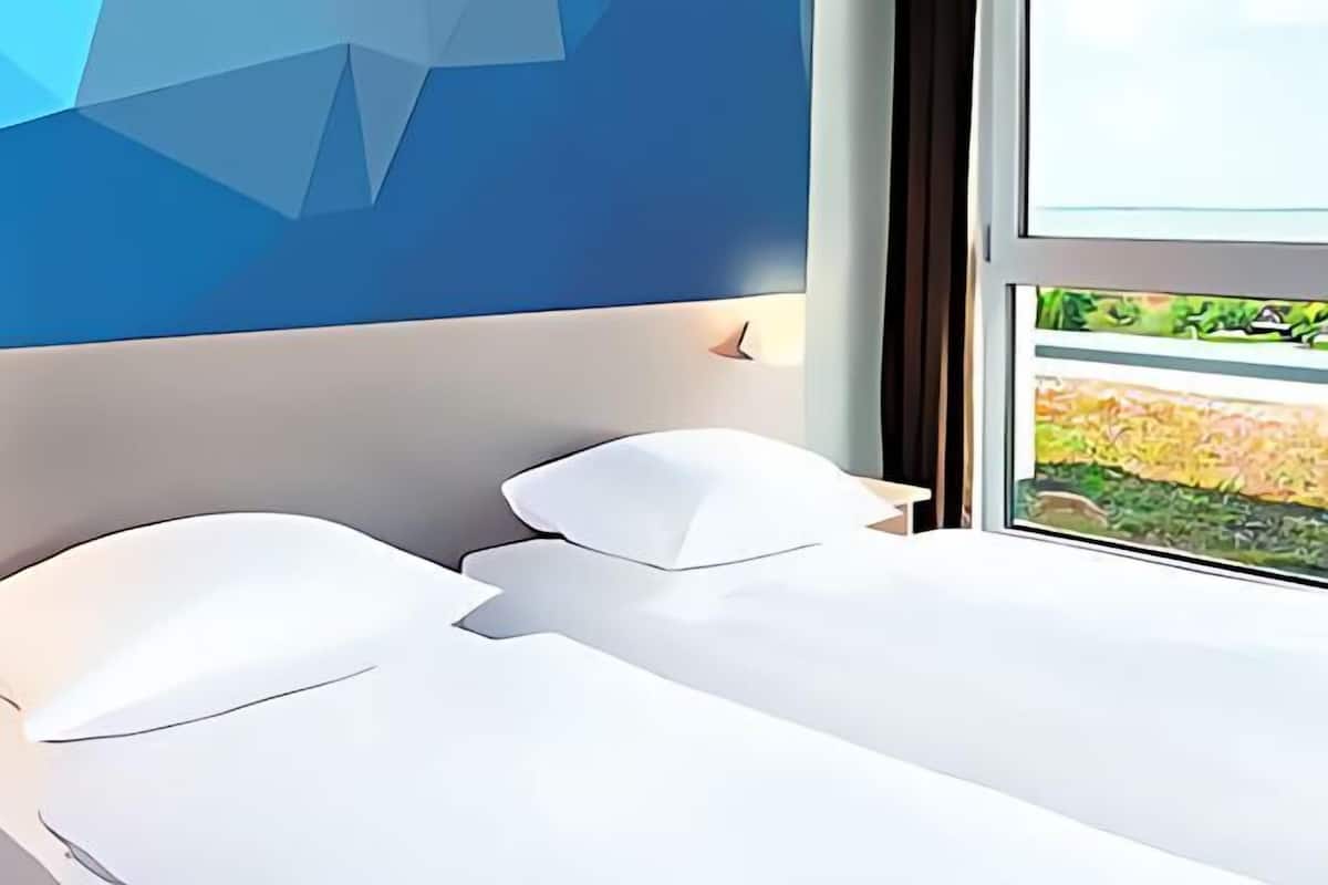 1 bedroom, blackout curtains, soundproofing, free WiFi