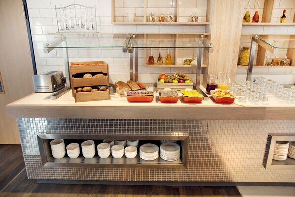 Desayuno buffet todos los días (EUR 13.9 por persona) 