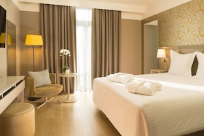 Chambre Deluxe | Literie de qualité, coffre-fort, décor unique, bureau