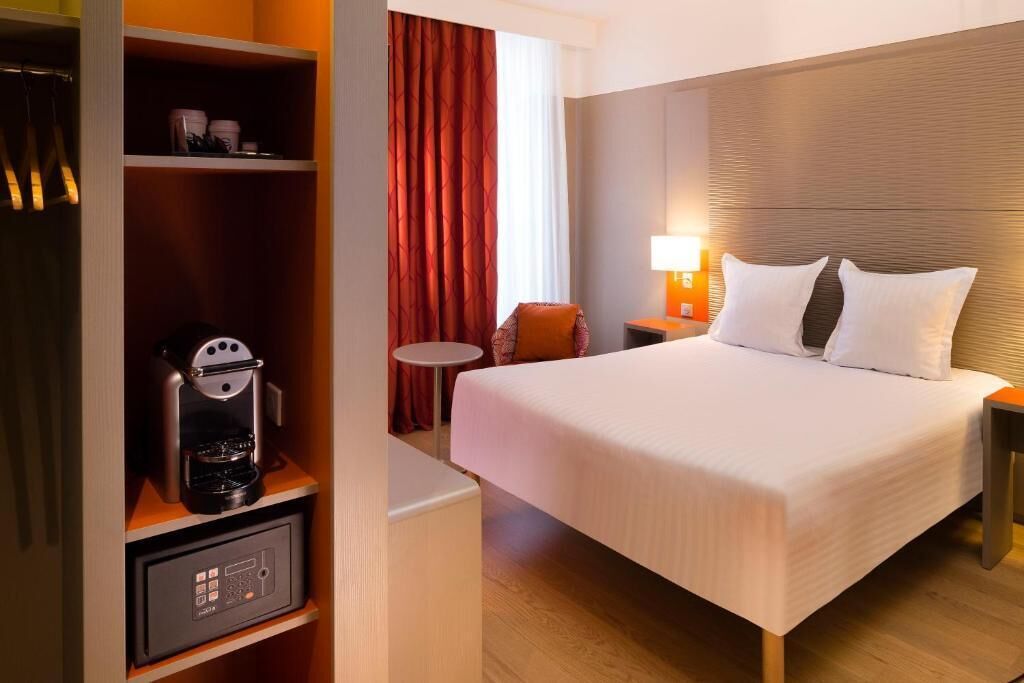 Premium bedding, in-room safe, individually decorated, desk