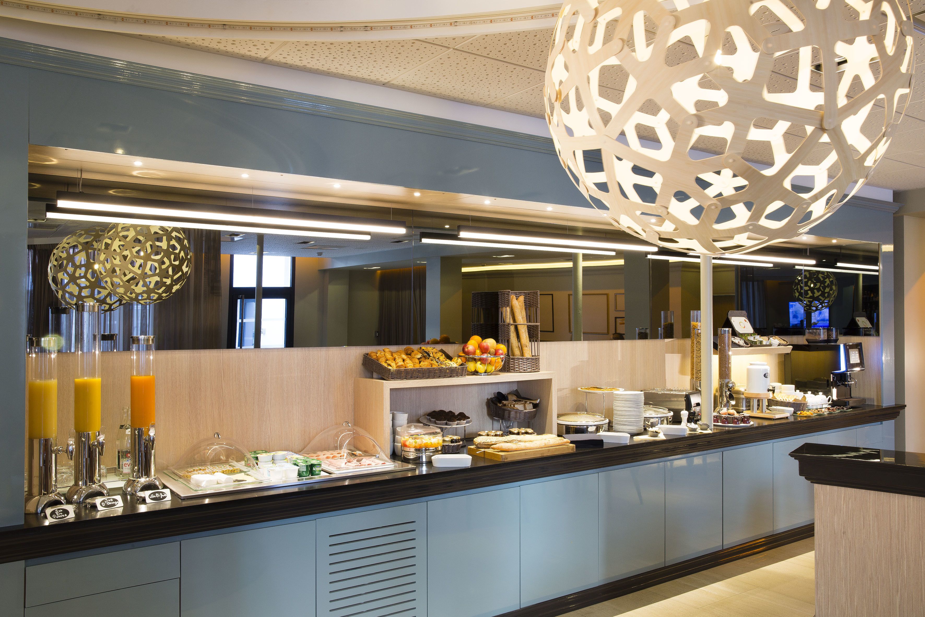 Desayuno buffet (EUR 22 por persona) 