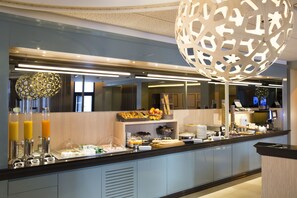 每日供應吃到飽早餐 (每人 EUR22)