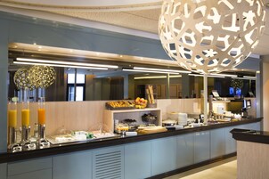 Se ofrece un desayuno bufé (22 EUR por persona)