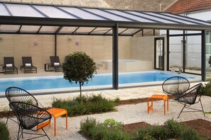 Piscine intérieure, chaises longues