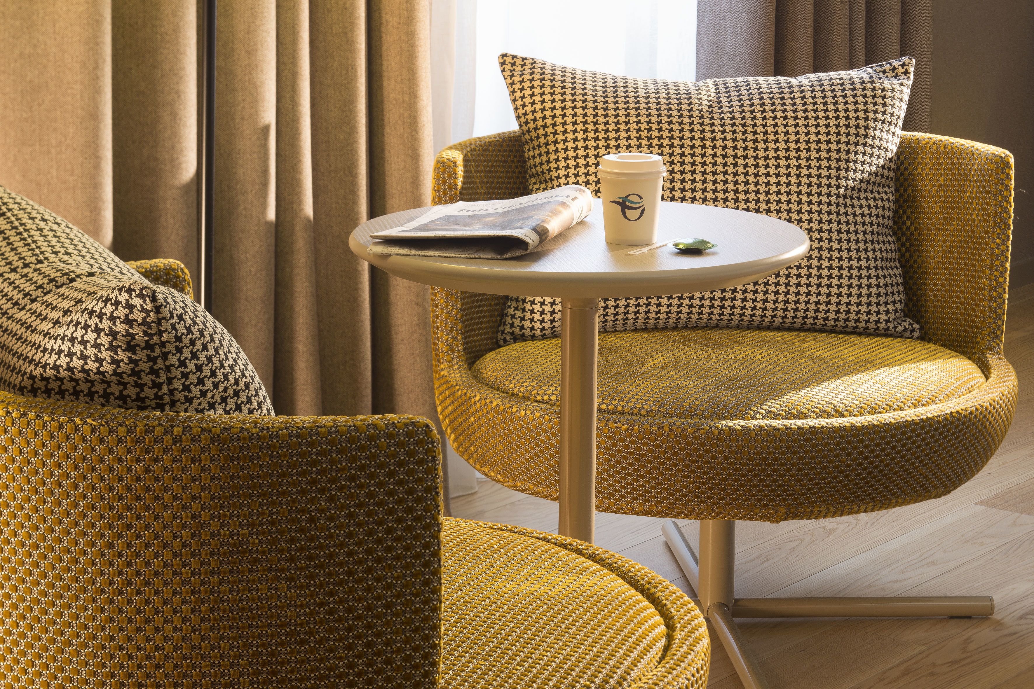 deluxe room | living area | flat-screen tv, pay films