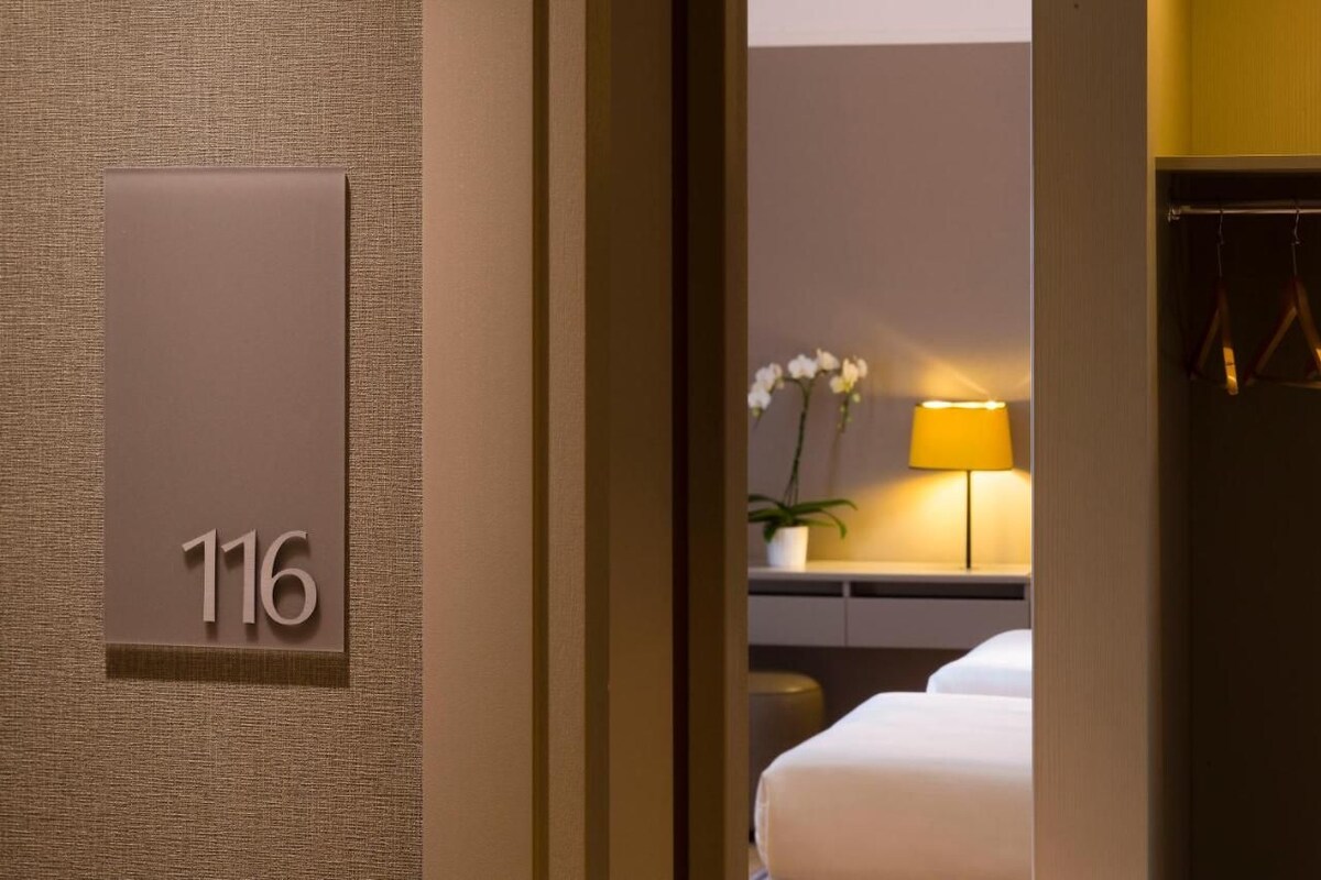 Premium bedding, in-room safe, desk, soundproofing