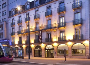 A hotel with multiple balconies, a prominent entrance, and a sign indicating it is a 4-star establishment. - Hôtel Oceania Le Jura Dijon (Dijon)