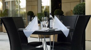 2 restaurants, breakfast, lunch, dinner served; Regional cuisine  - City Hotel Frankfurt/M - Bad Vilbel (Bad Vilbel)
