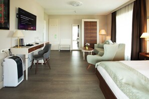 Deluxe Suite | Hypo-allergenic bedding, down duvets, free minibar, in-room safe - City Hotel Frankfurt/M - Bad Vilbel (Bad Vilbel)