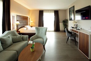 Deluxe Suite | Hypo-allergenic bedding, down duvets, free minibar, in-room safe - City Hotel Frankfurt/M - Bad Vilbel (Bad Vilbel)