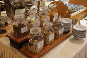 Petit-déjeuner buffet (15 EUR par personne)