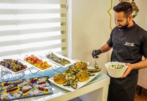 2 restaurants; breakfast, lunch, and dinner served - The Golden Walls Hotel (Jerusalem)
