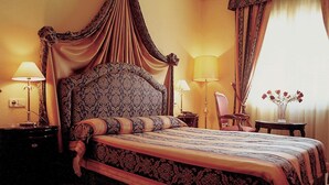 خزنة داخل الغرفة ومكتب وتجهيزات عازلة للصوت وأسرّة مجانية قابلة للطي