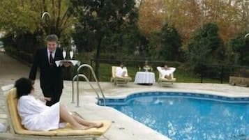 Piscina a l'aire lliure, para-sols i gandules