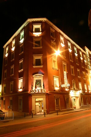 Fassade der Unterkunft – Abend/Nacht