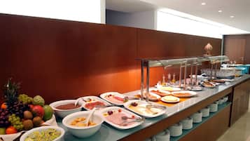 Se ofrece un desayuno bufé (9 EUR por persona)