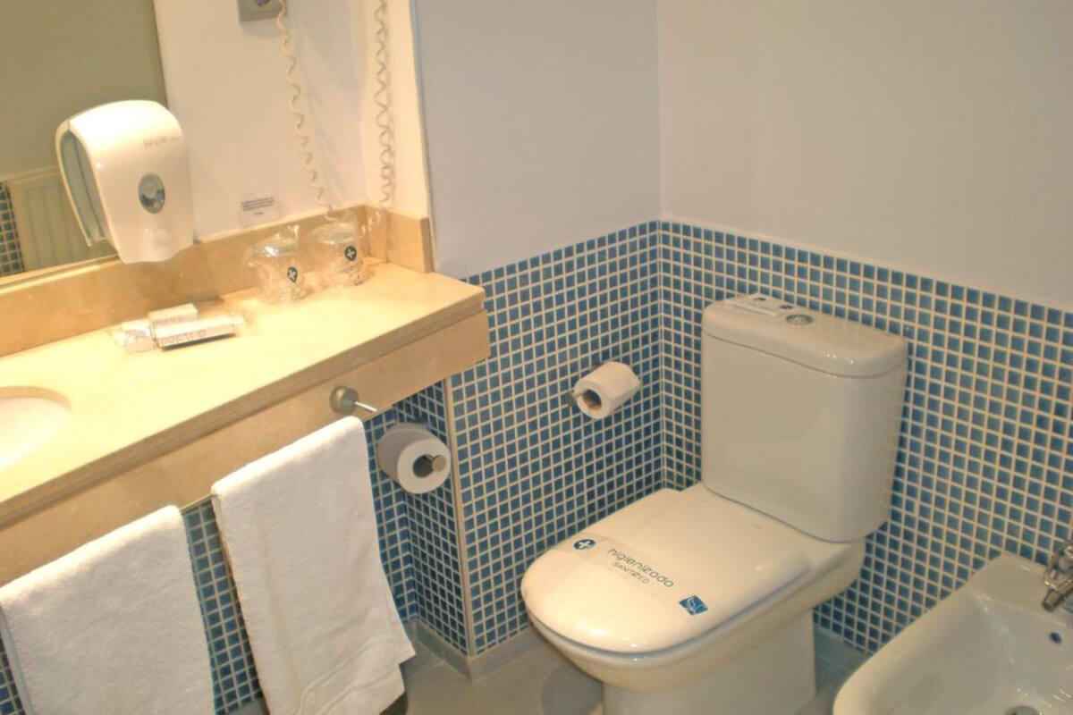 single room | in-room safe, desk, soundproofing, free cots/infant beds